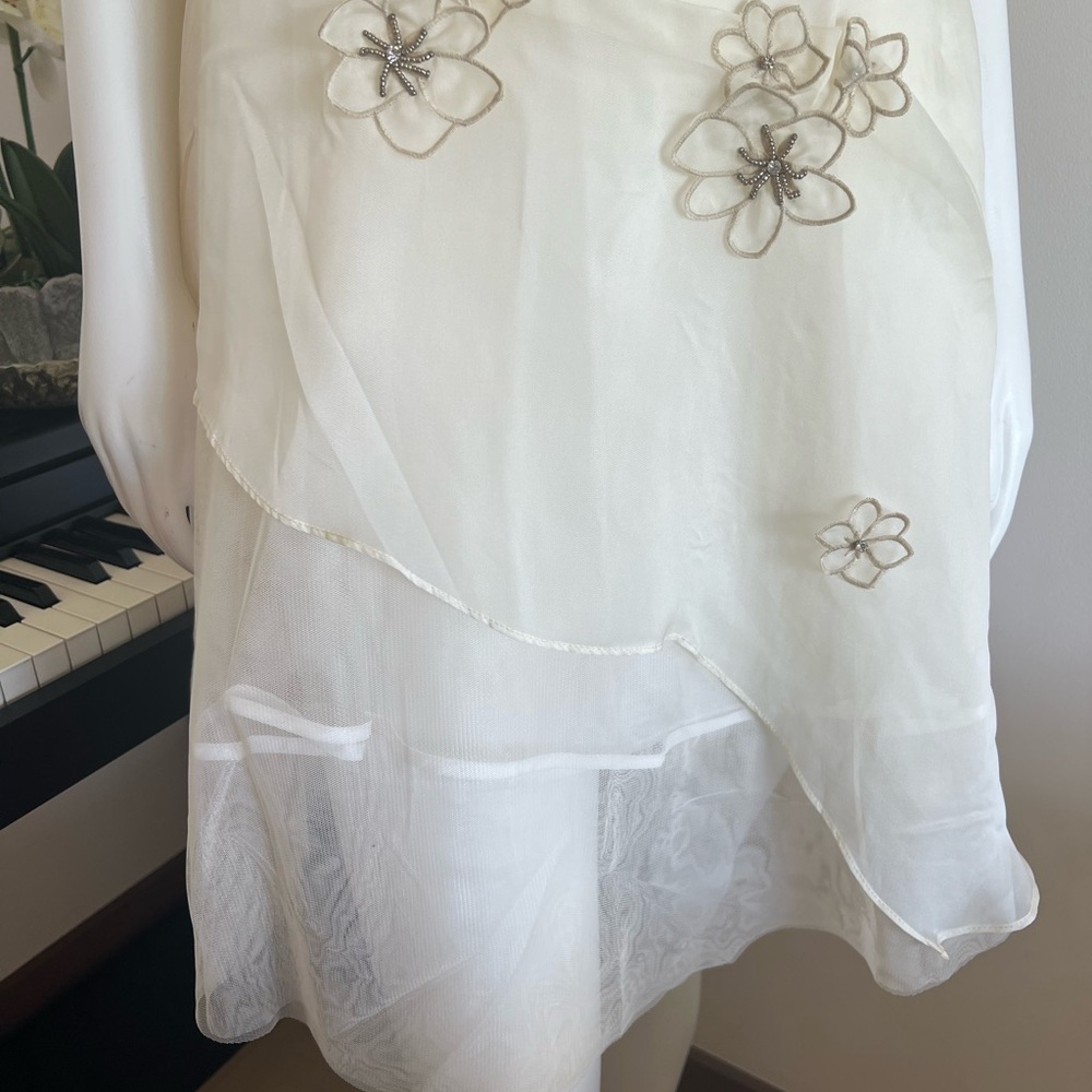 Elegant Floral Embroidered Dress - Picture 4 of 5